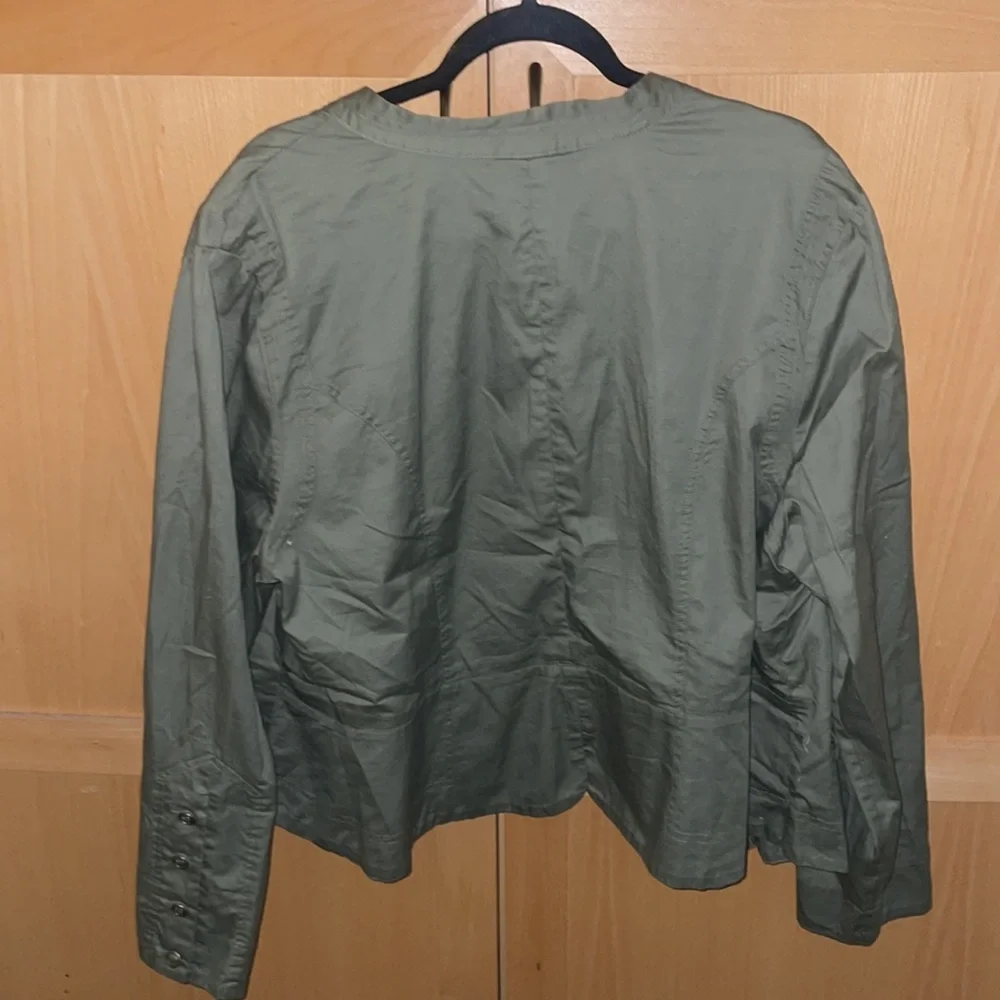Green button down - Picture 7 of 8